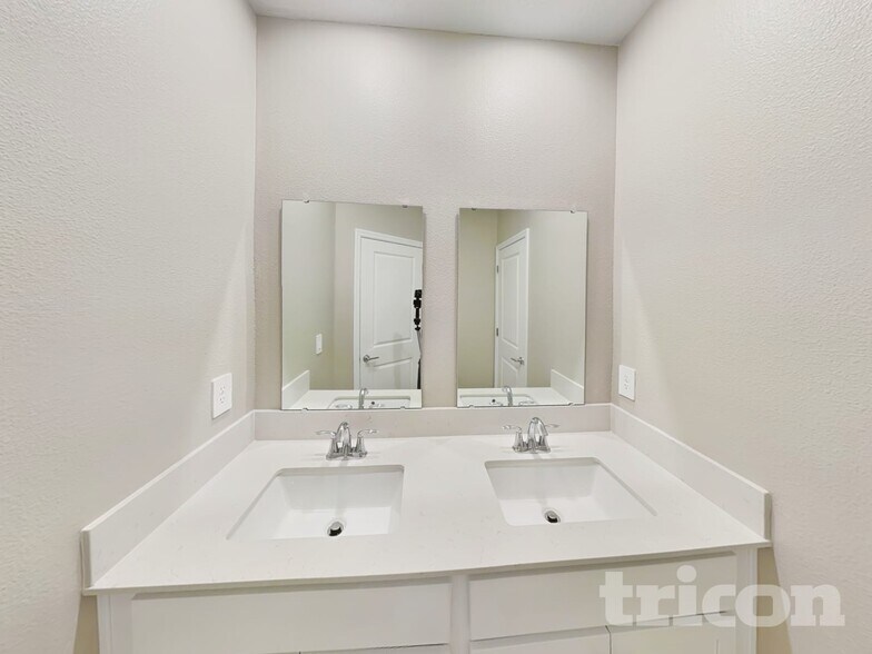 Building Photo - 733 Honeyrock St