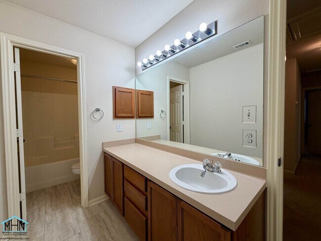 Building Photo - 518 Willow Grove Dr