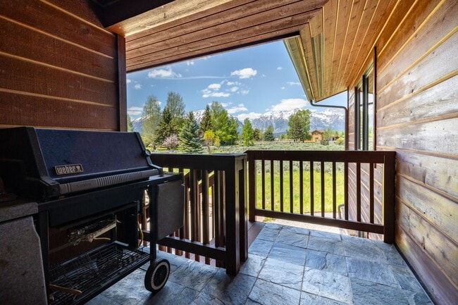 Building Photo - 8225 N Spring Gulch Rd