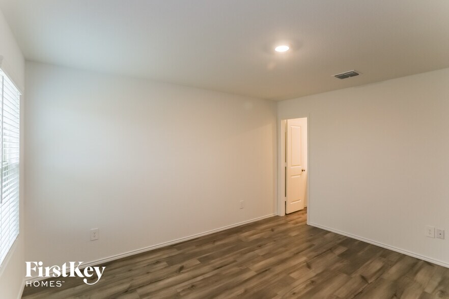 Building Photo - 448 Frio Pass Trl