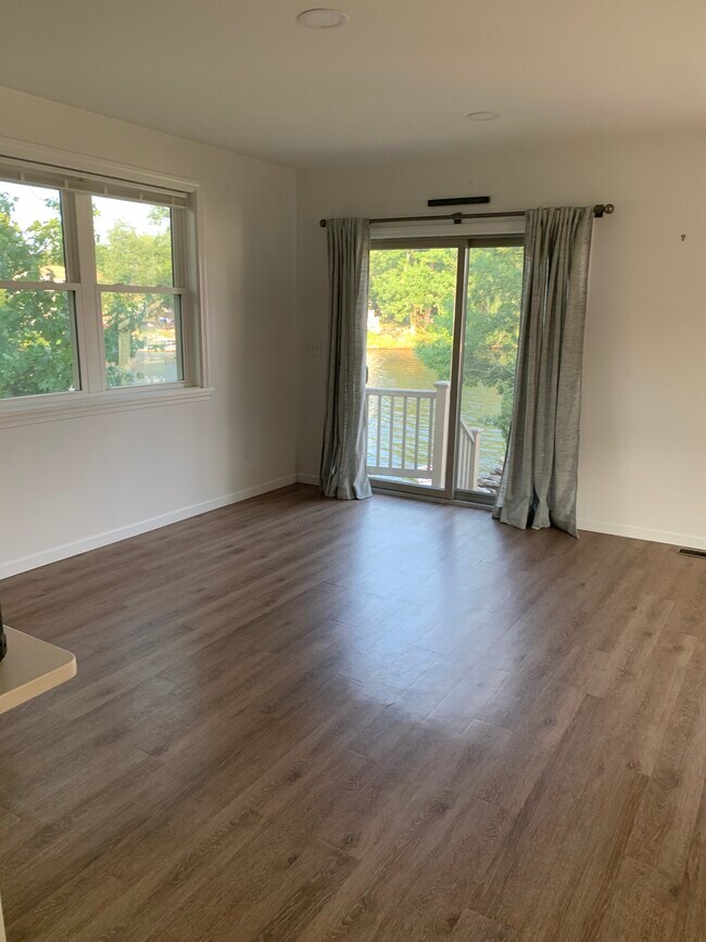 Building Photo - 8 Lakeview Dr