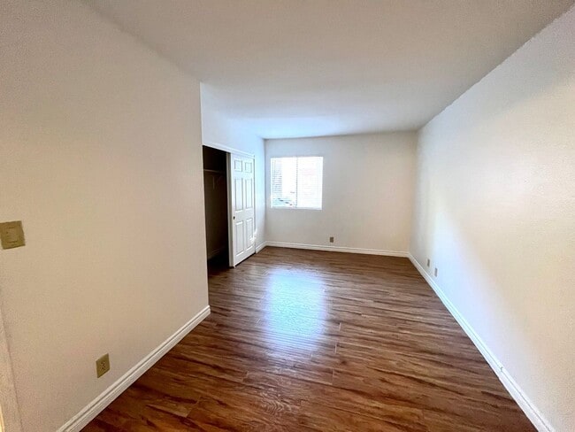 Building Photo - 2 Bedroom Condo in Guard Gated Community