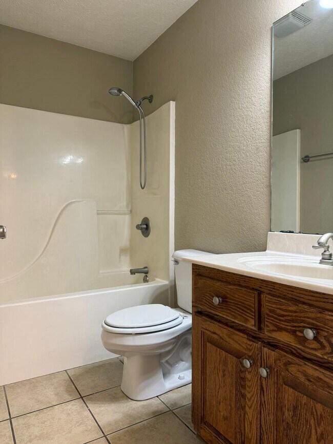 Building Photo - 2413 Versailles Dr