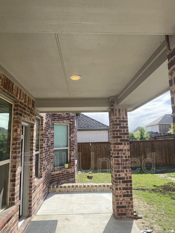 Building Photo - 429 Halwin Dr