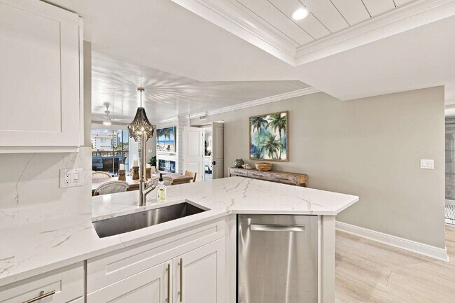 Building Photo - Chateau Vanderbilt 3 bedroom condo with water views.