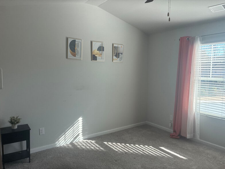 Building Photo - Room in Townhome on Shaffer Ct