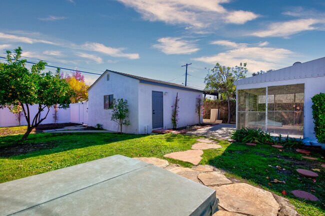 Building Photo - 5726 Lasaine Ave