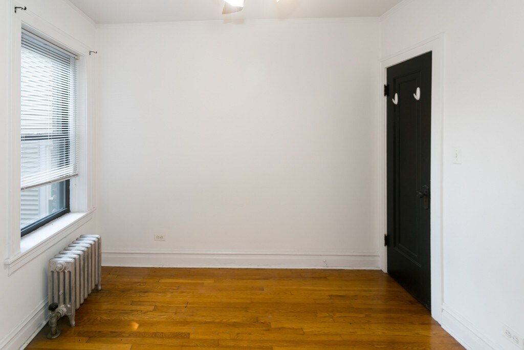 Building Photo - 1913 W Larchmont Ave