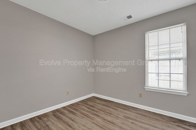 Building Photo - 3014 Meadows Ln