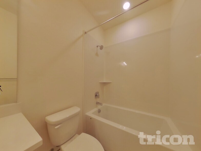 Building Photo - 2042 Delta Vw Ave