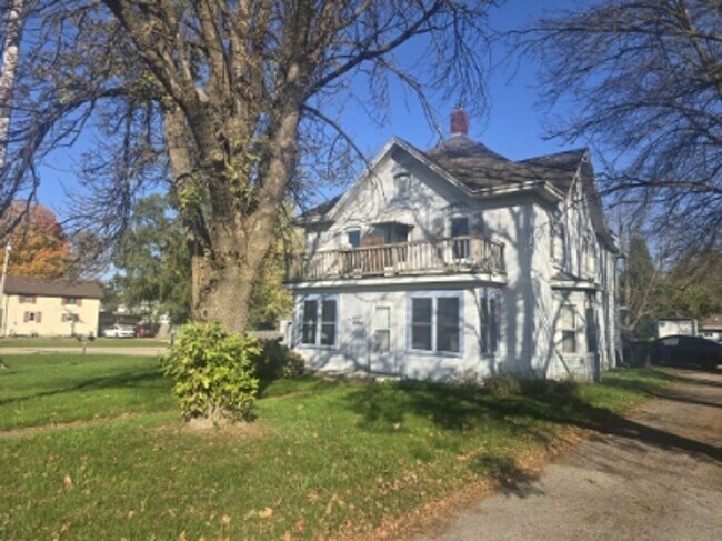 Building Photo - 406 N Bridge St