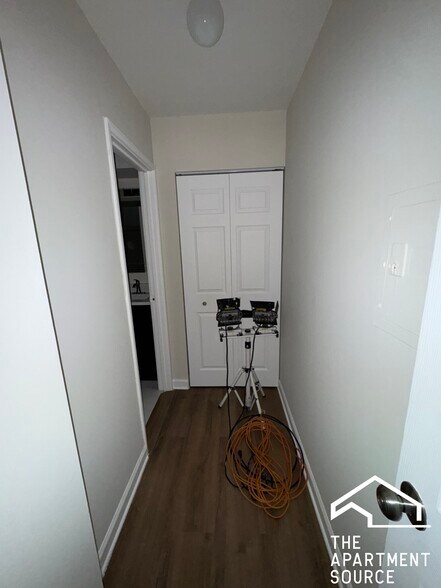 Building Photo - 5917 N Kenmore Ave