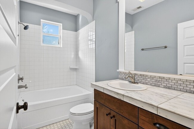 Building Photo - 100 NE Ivy St