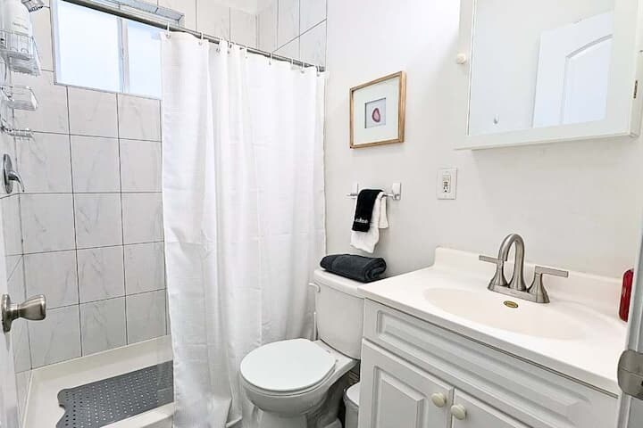 Building Photo - 108 Gotthart St