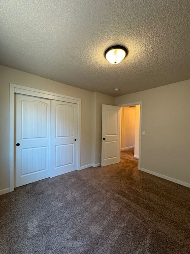 Building Photo - Dont miss out on this charming four bedroom home!