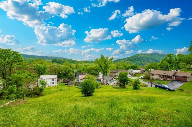 Building Photo - Walk to the Potomac River, Appalachian Trail, Great American Rail Trail, and the C&O National His...