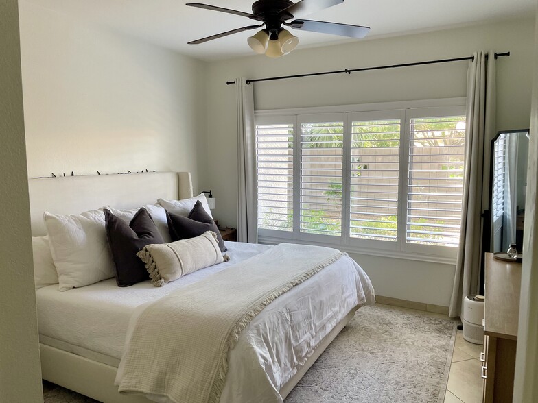 Primary bathrom with large window and gorgeous blinds - 7101 W Beardsley Rd