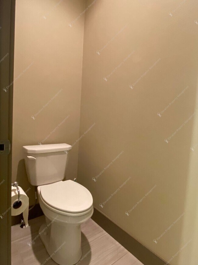 Building Photo - Designer-Finished Townhome Near COCC & NWX