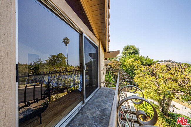 Building Photo - 18022 Lake Encino Dr