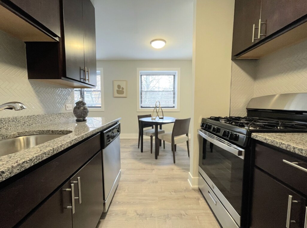 Building Photo - 529 W Surf St