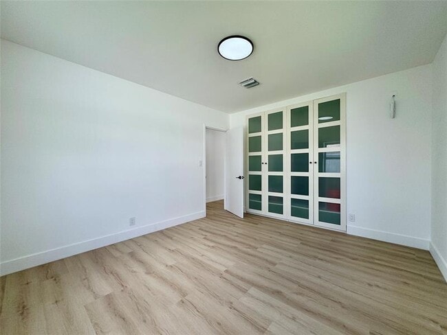 Building Photo - 1008 Mango Isle