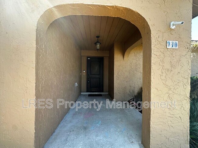 Building Photo - 910 Sycamore Ln