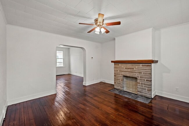 Building Photo - AVAILABLE MAY 1ST!! STUNNING 3 BEDROOM, MUST SEE!