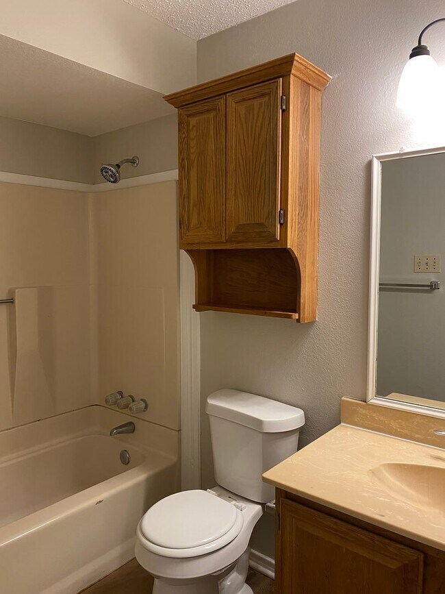 Building Photo - 1112 Valley View Dr