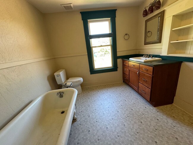 Building Photo - 4 Bedroom Home Just Outside Of Albany With Plenty Of Parking.