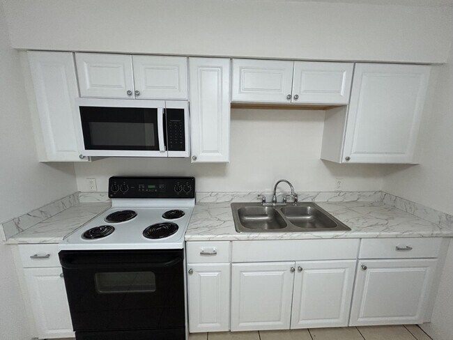 Building Photo - "Charming 3-Bedroom Home in St. Petersburg with Spacious 1,199 Sq Ft Layout!"