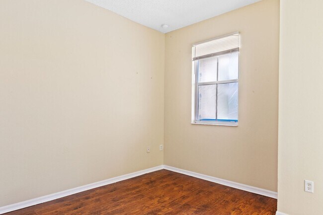 Building Photo - Spacious 3-bedroom, 3-bathroom home