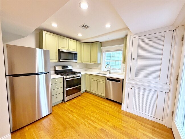 Building Photo - 37 Fenton St