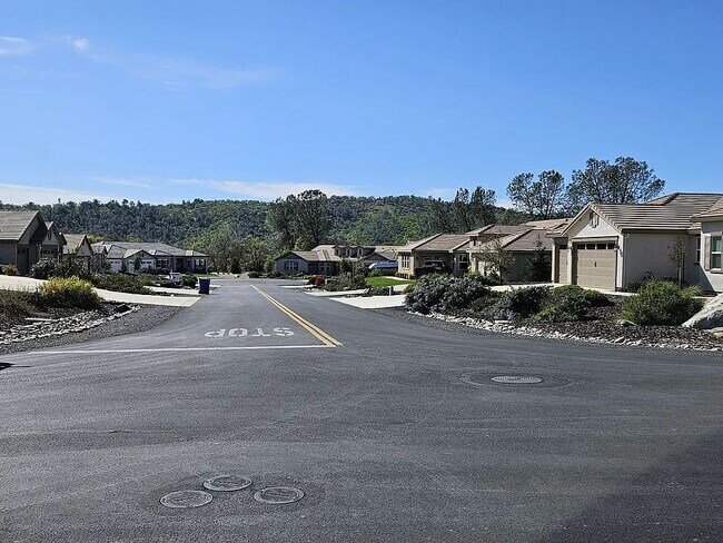 Building Photo - "Charming Copperopolis Retreat: Spacious 3-Bedroom Haven with 2.5 Baths & Cozy Fireplace!"