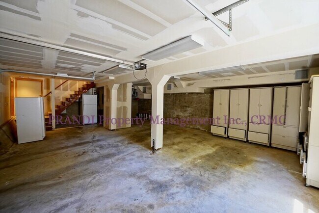 Building Photo - 224 N Almenar Dr