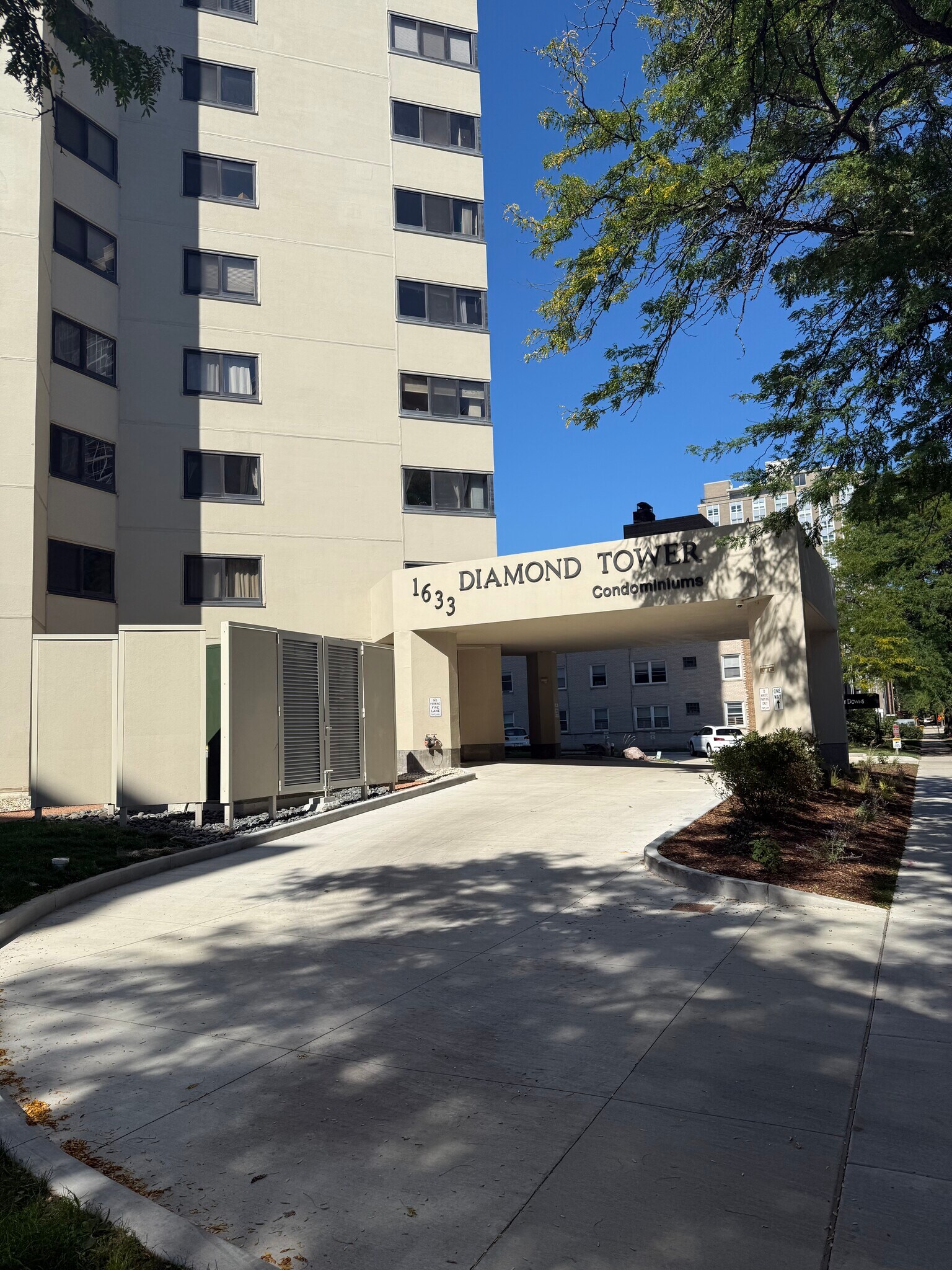 Building Photo - 1633 N Prospect Ave