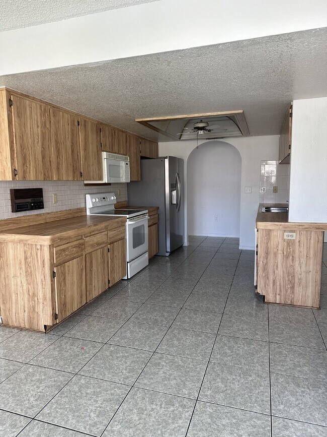 Building Photo - 5 Bedroom, 2 Bathroom Single Family Home F...