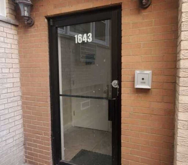 Building Photo - 1643 W Sherwin Ave