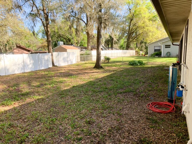 Building Photo - Open Floorplan in Quiet Neighborhood