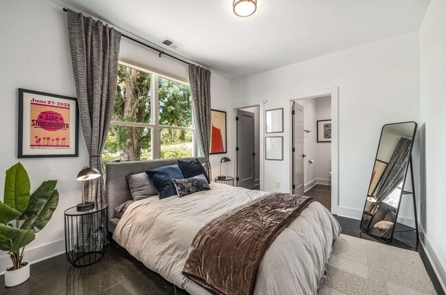 Building Photo - Prestine & Partially Furnished North Nashv...