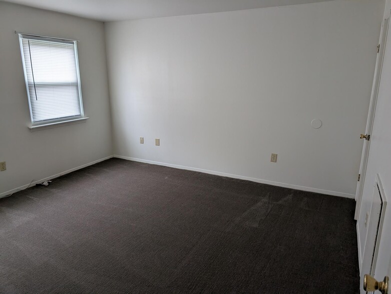 Building Photo - 1001 White Oak Rd