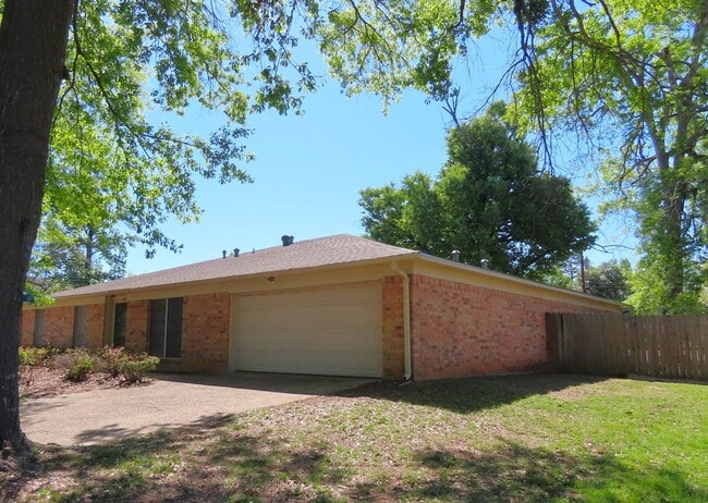 Building Photo - South Tyler! 3 Bedroom, 2 Bath Duplex w/Garage