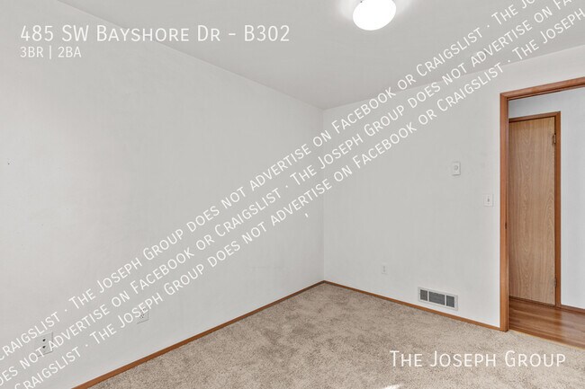 Building Photo - 485 SW Bayshore Dr