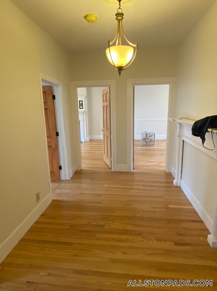 Building Photo - 10 Glenville Ave