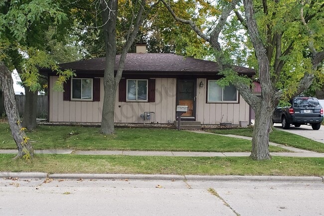Building Photo - Desirable Southside Location!
