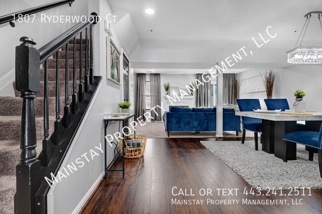 Building Photo - 3 Bedroom Townhome Optionally Furnished!