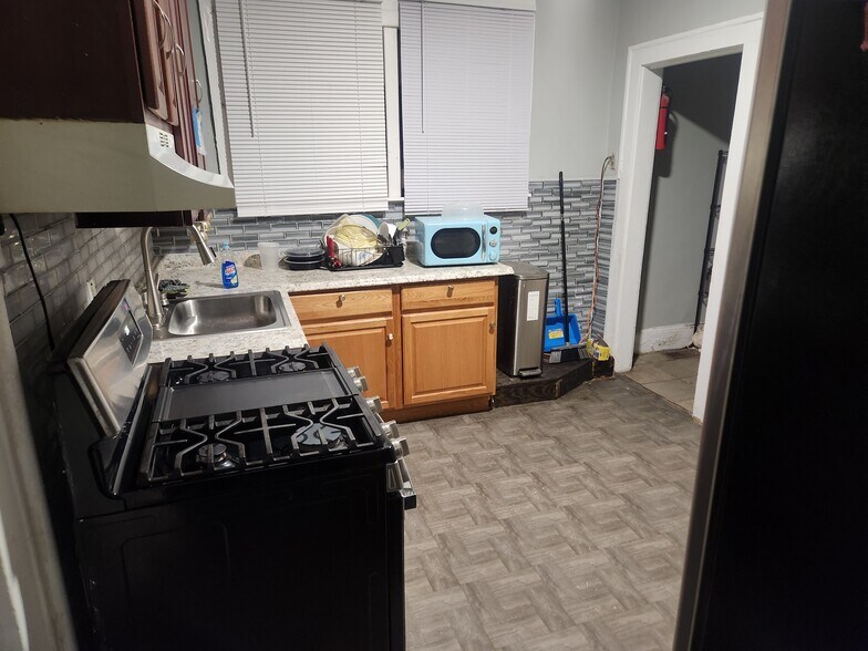 kitchen - 575 Stuyvesant Ave