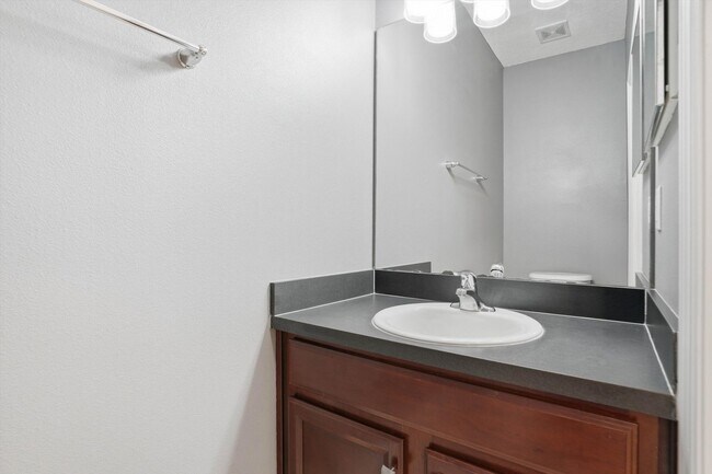 Building Photo - Beautiful TownHome