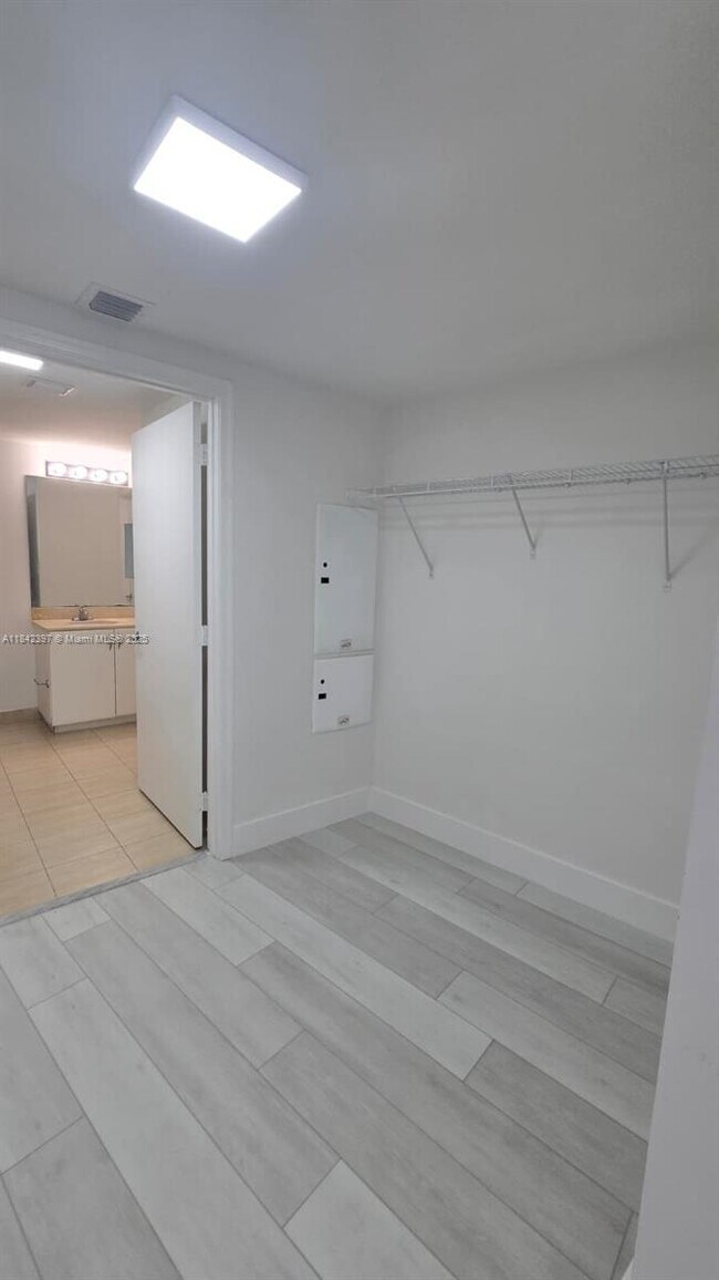 Building Photo - 1750 N Bayshore Dr