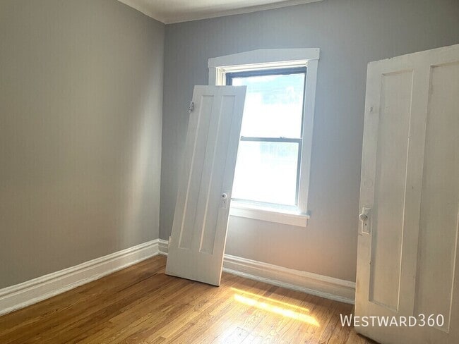 Building Photo - 2549 N Avers Ave