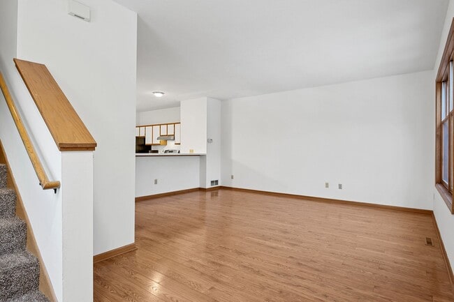 Building Photo - Spacious 3BR 2Bath Townhome in the desirable Seward Neighborhood!